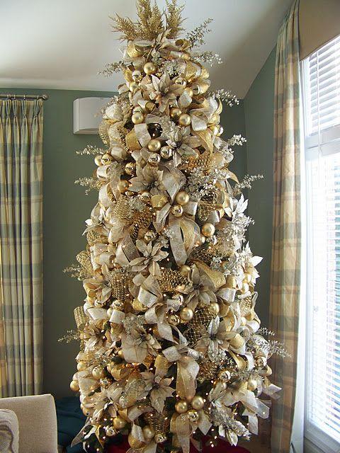 40 Gold Christmas Decor Ideas for a Luxe Holiday Home