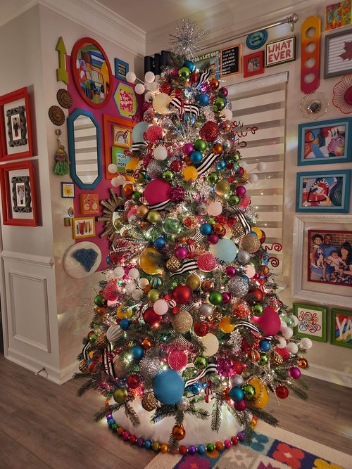 Whimsical holiday tree adorned with dried hydrangeas and pampas grass following christmas decorating trends.