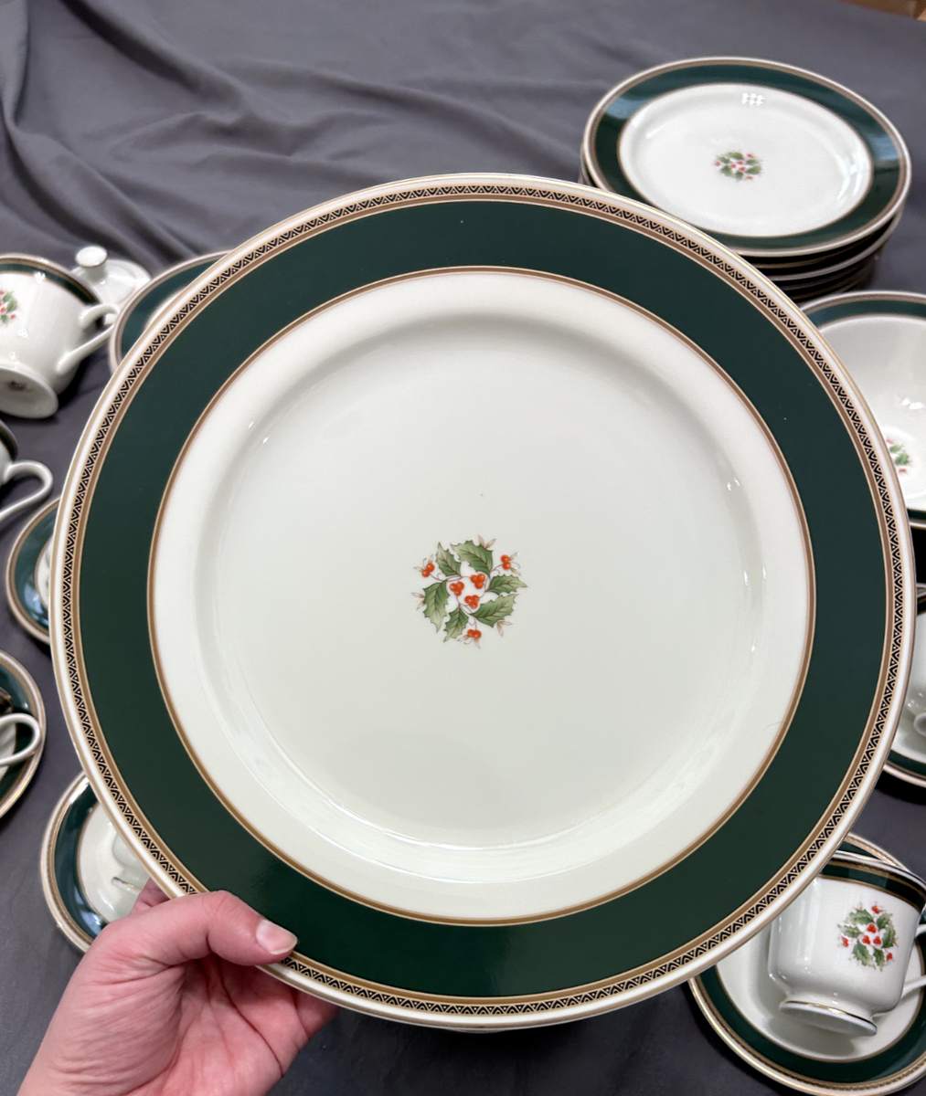 Luxurious christmas china pattern featuring a golden wreath design on porcelain.