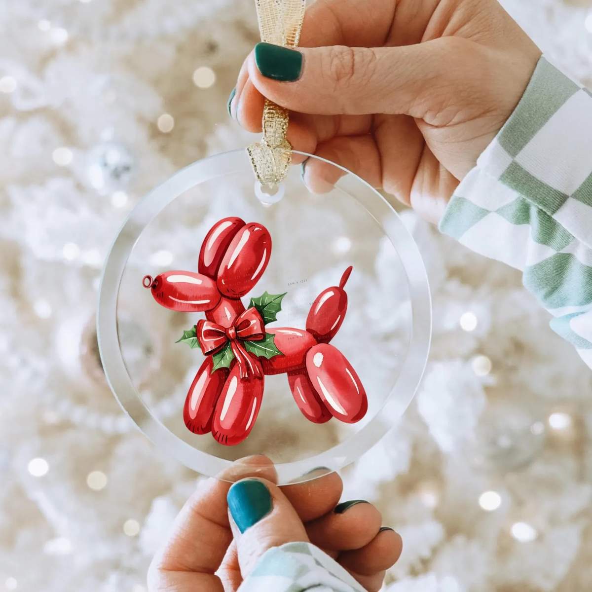 Modern dining room centerpiece with matte black balloon bunny ornaments, white marble table, and soft amber candlelight.