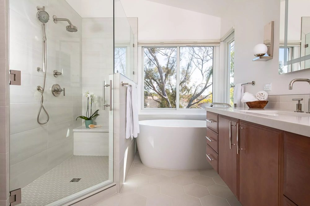Elegant bathroom with floor-to-ceiling white marble walls featuring dramatic gray veining patterns.