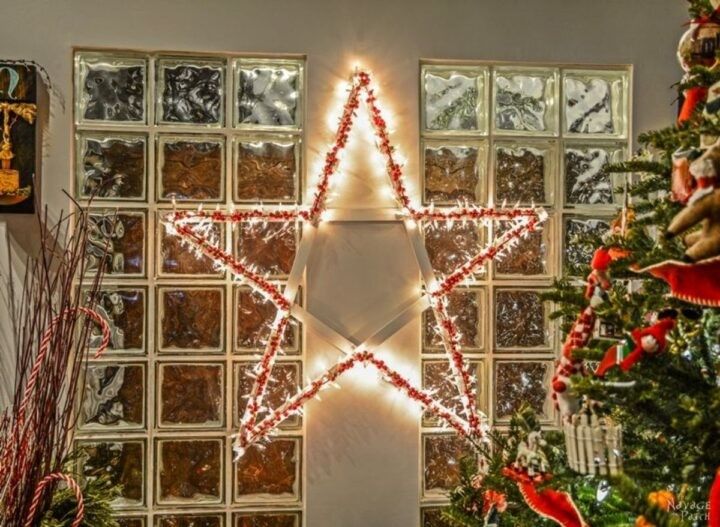 Living room window with a large, glowing paper star, warm lighting, cozy interior.