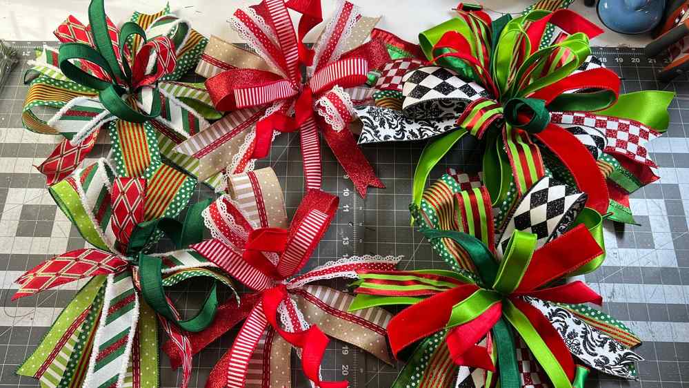 40 Christmas Ribbon DIYs for a Festive Holiday Home