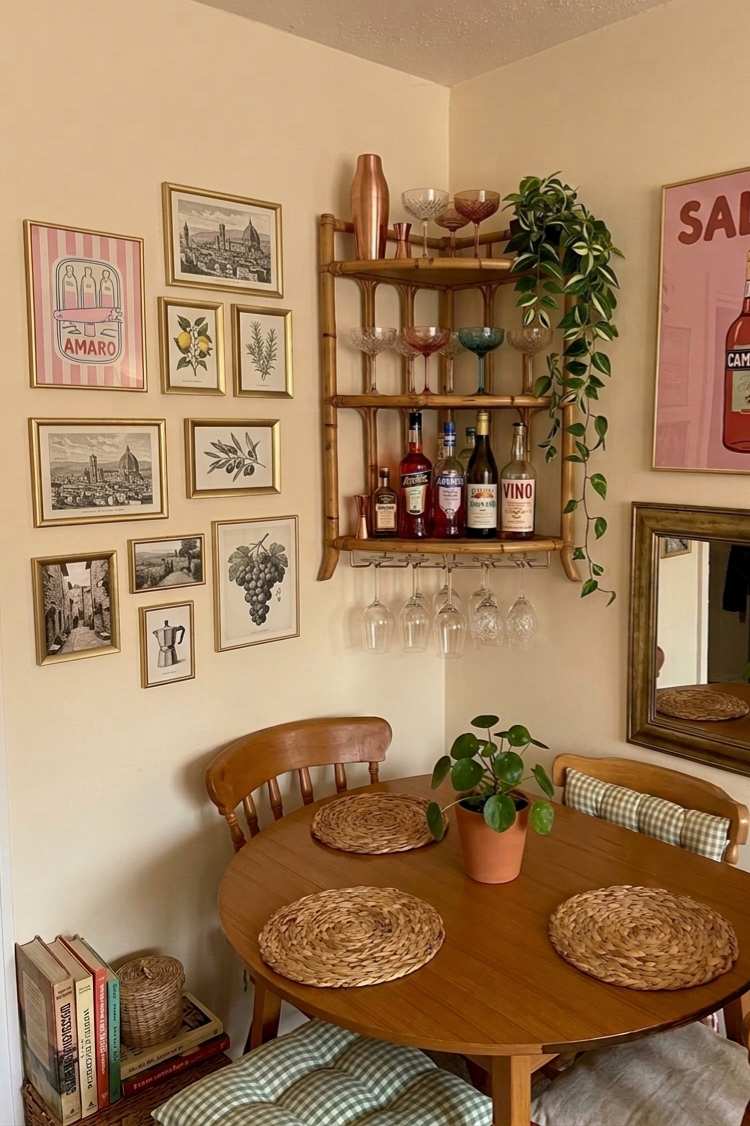 Small dining corner with compact table and chairs