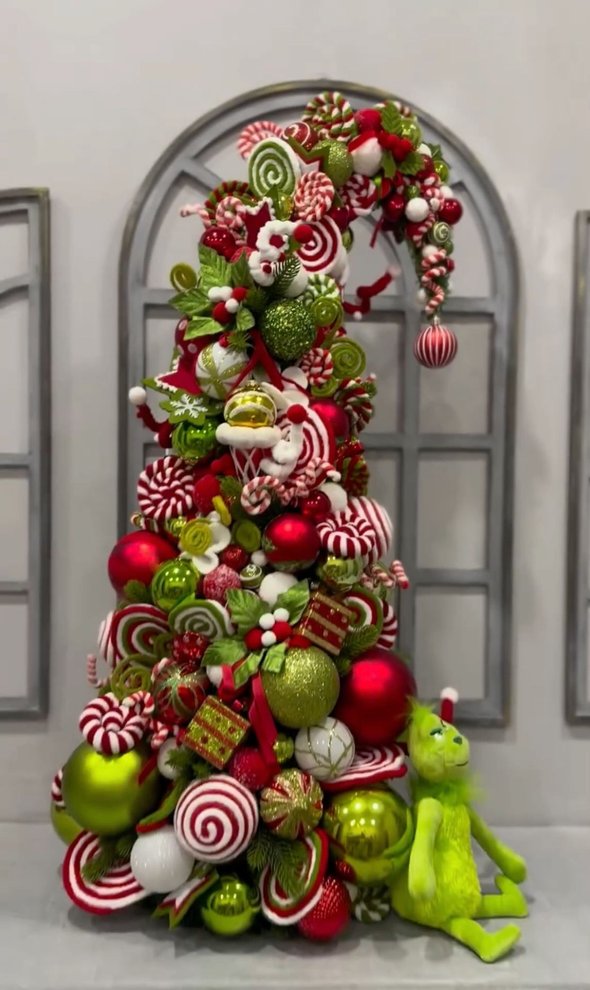 Tree with a green ribbon wreath on a fireplace in a cozy room