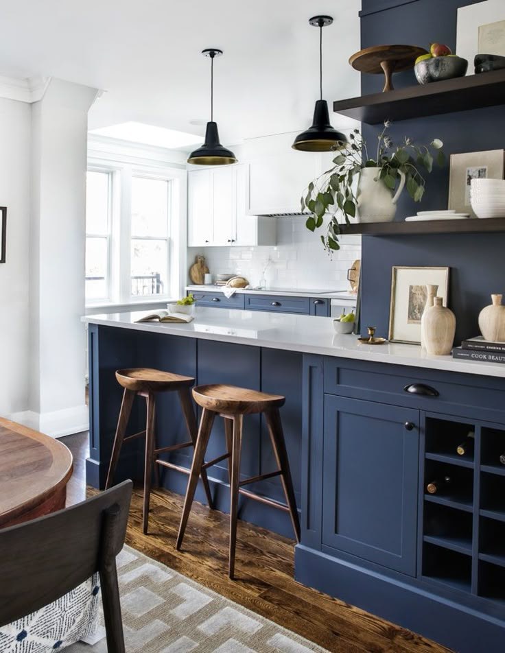 Modern flat-panel kitchen cabinet ideas with hidden handles and quartz countertops