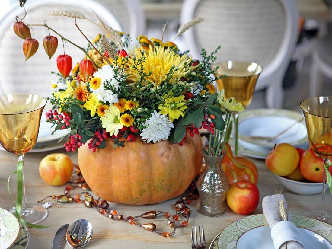40 Thanksgiving Centerpieces for a Cozy Harvest Table